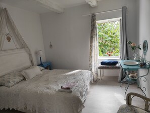 5 bedrooms, iron/ironing board, travel cot, free WiFi - Large family home near the beach  (Saint Lormel)