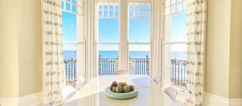 Impresionantes vistas al mar desde un hermoso apartamento en un emblemático edificio frente al mar