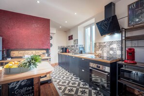 Fridge, microwave, oven, stovetop - Gîte Le 1902 Comfortable family home (Brouvelieures)