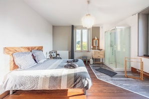 5 bedrooms, desk, iron/ironing board, WiFi