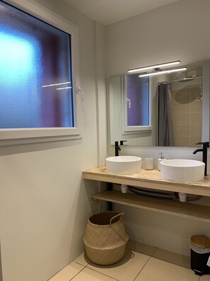 Ensemble douche/baignoire, sèche-cheveux, serviettes fournies, savon