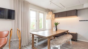 A modern dining area with a wooden table, bench, and chairs. - Åre Travel- Mitt i Åre 2 (Are)