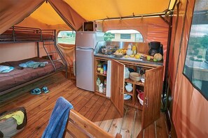 Private kitchenette - Camping Le Mas des Chenes (Lezan)