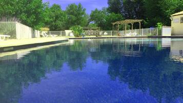 Kolam renang terbuka bermusim, payung kolam, kerusi lepak pantai