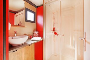 Chalet (Noumea) | Bathroom | Shower, towels - Camping Le Mas des Chenes (Lezan)