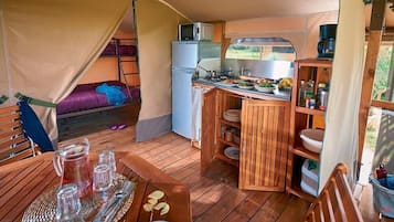 Tienda de campaña (Lodge Kenya) | Cocina privada | Refrigerador con congelador, microondas y parrilla de estufa