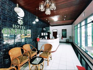 Lobby sitting area - Hotel Garuda Bontang (Bontang)
