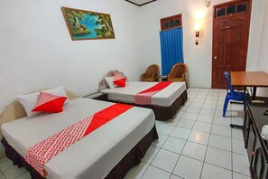 Desk, rollaway beds, free WiFi - Hotel Garuda Bontang (Bontang)