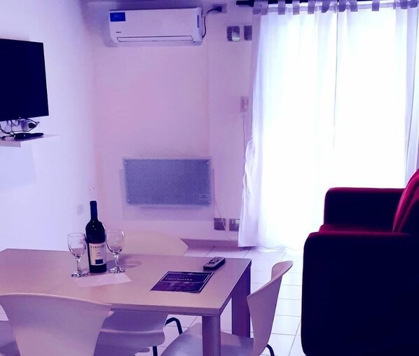 32-inch Smart TV with satellite channels, TV