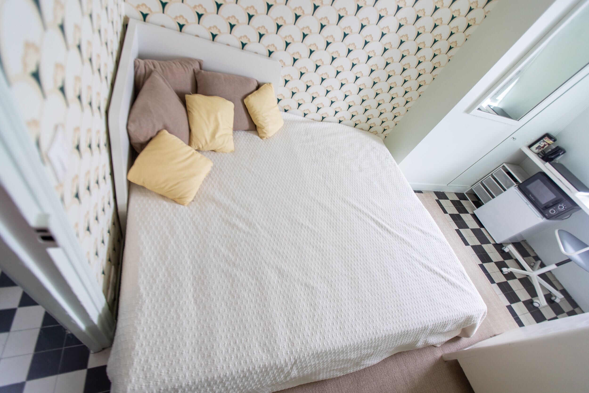 WiFi, bed sheets