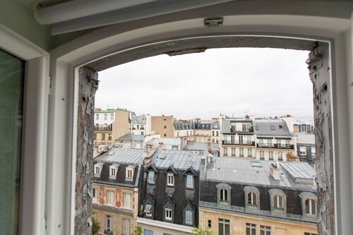 Bright Studio Next To The Champs Elysees
