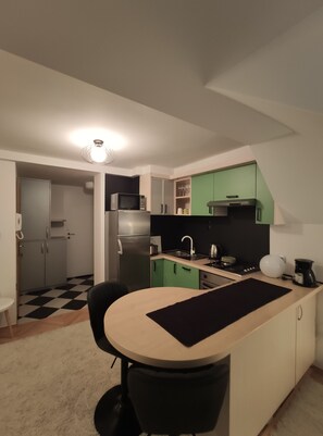 Studio (Green) | Eigene Küche | Großer Kühlschrank, Herdplatte, Wasserkocher mit Kaffee-/Teezubehör