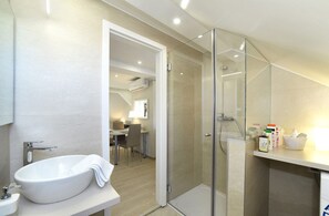 Studio (Dream) | Bathroom | Shower, hair dryer, slippers, towels