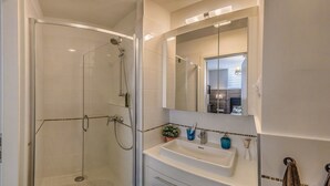Apartment | Bathroom - Amazing 2bdrm Home @ Music Academy with Balcony (Budapest)
