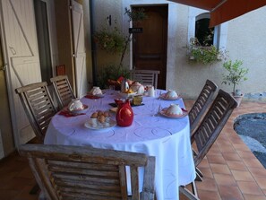 Free daily continental breakfast