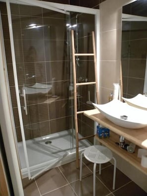 Shower, free toiletries, hair dryer, towels