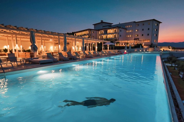 Piscina a l'aire lliure de temporada, para-sols i gandules