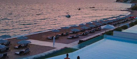 Piscina stagionale all'aperto, ombrelloni da piscina, lettini