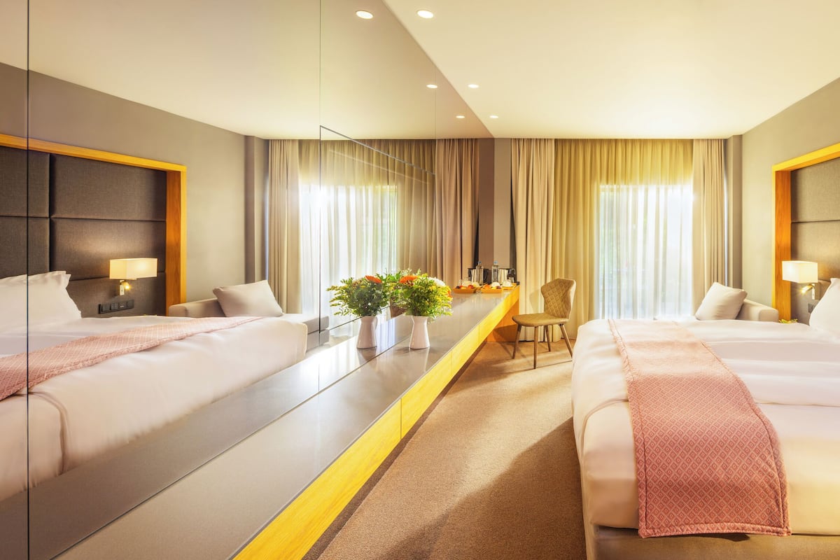 標準雙人房, 部分海景 (2 adults or 2 adults&1 child upto 6yo) | 埃及棉床單、高級寢具、記憶床墊、迷你吧