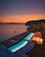 Playa privada, sillas reclinables de playa, sombrillas, toallas de playa