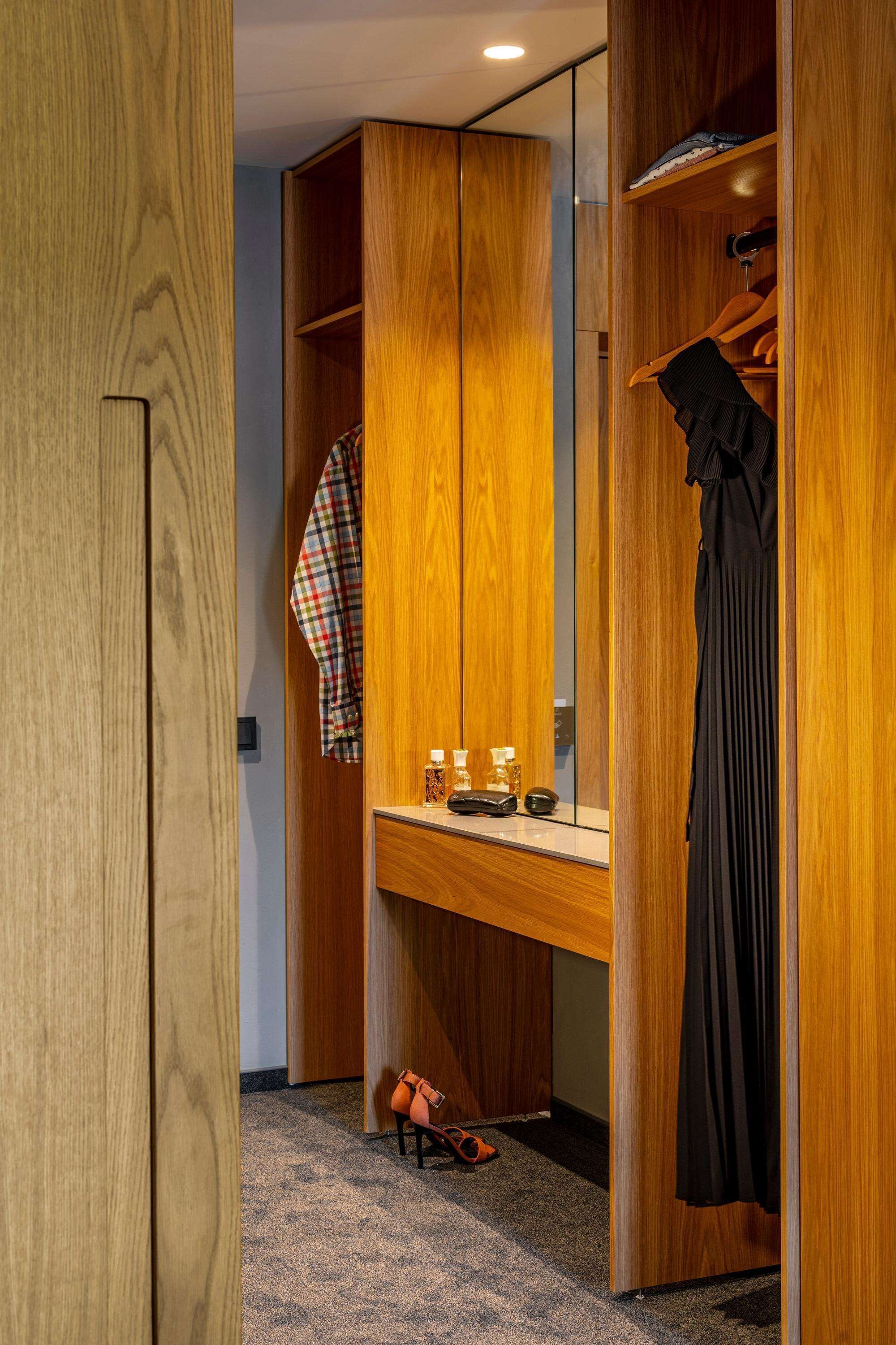 1 bedroom, egyptian cotton sheets, premium bedding, memory-foam beds