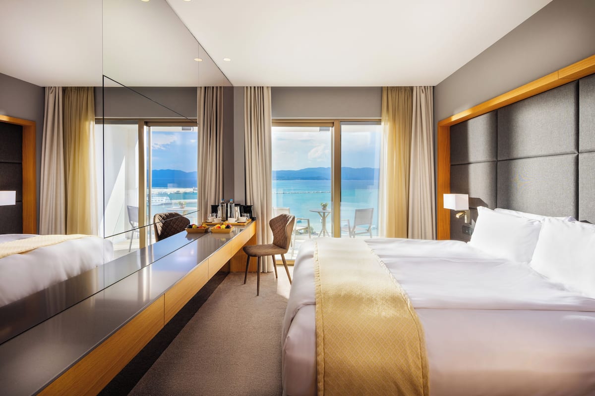 1 bedroom, egyptian cotton sheets, premium bedding, memory-foam beds