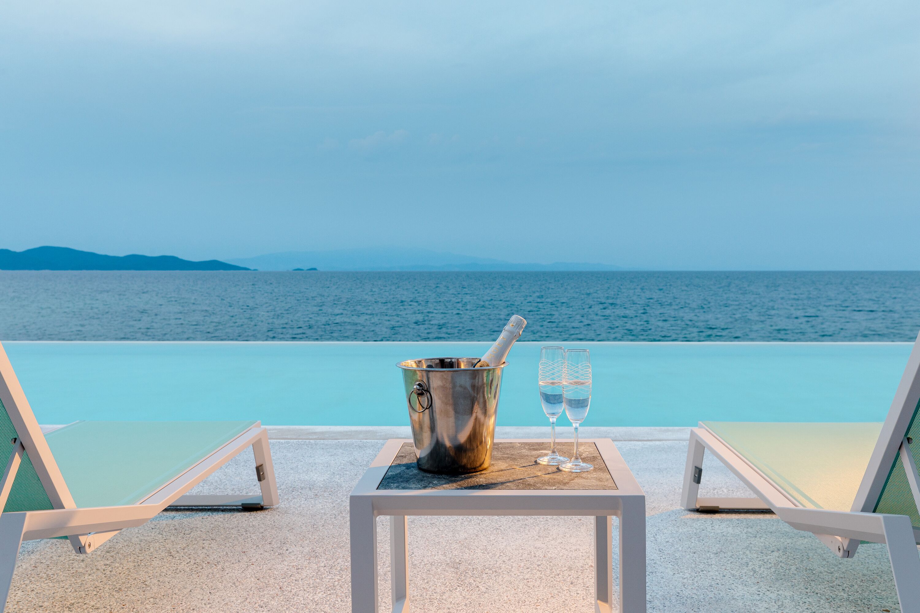 Sesongbasert utendørsbasseng, bassengparasoller og solsenger