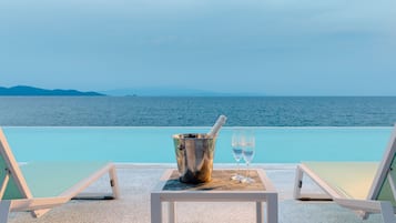 Sesongbasert utendørsbasseng, bassengparasoller og solsenger