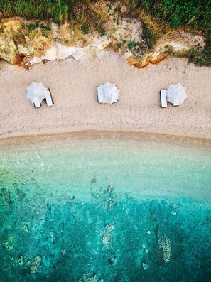 Plage privée, chaises longues, parasols, serviettes de plage