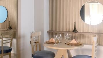 Deluxe-Suite | Essbereich im Zimmer