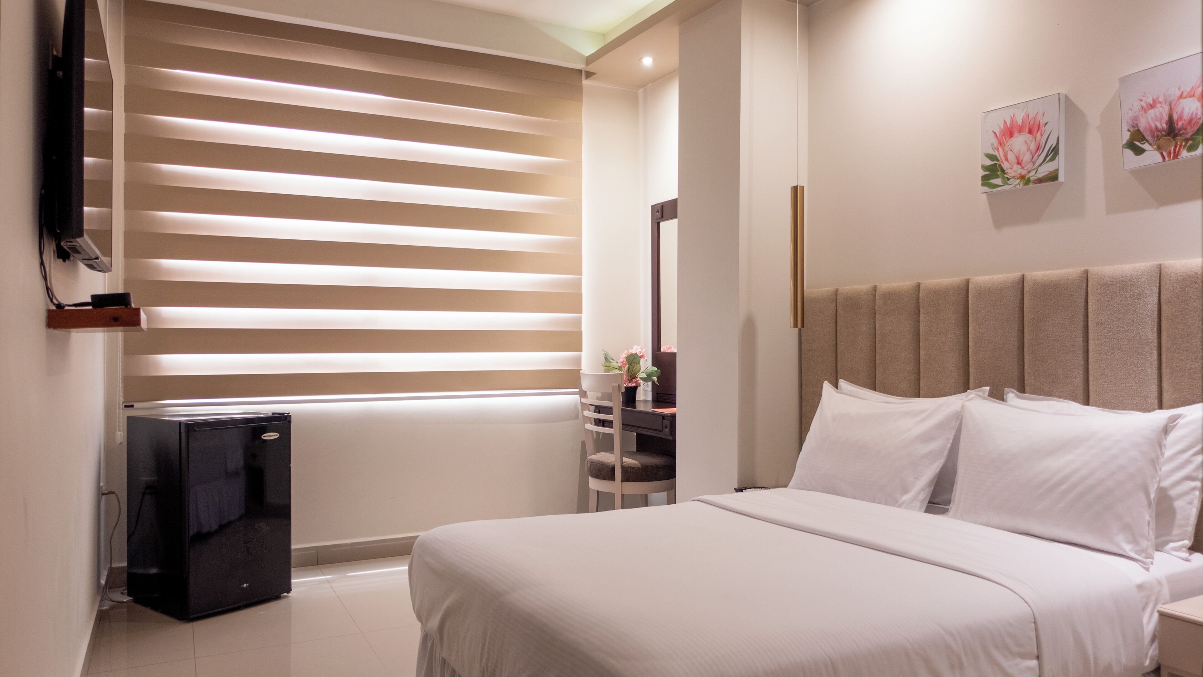 Escritorio, espacio para trabajar con laptop y cortinas blackout 