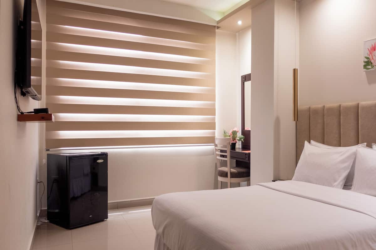 Escritorio, espacio para trabajar con laptop y cortinas blackout