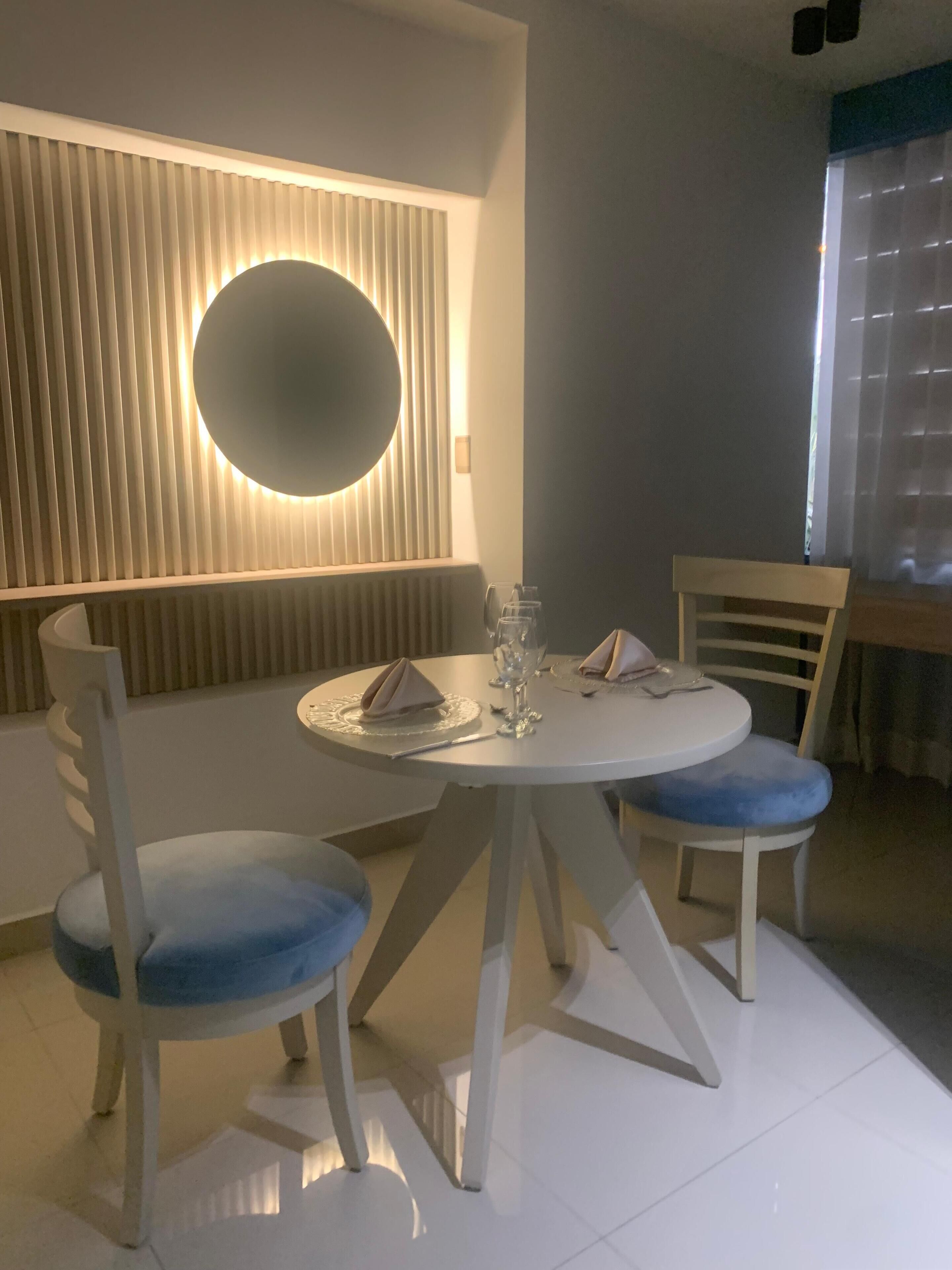 Escritorio, espacio para trabajar con laptop y cortinas blackout 