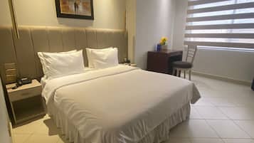 Quarto, 1 cama Queen | Escrivaninha, espaço de trabalho para notebook, cortinas blackout