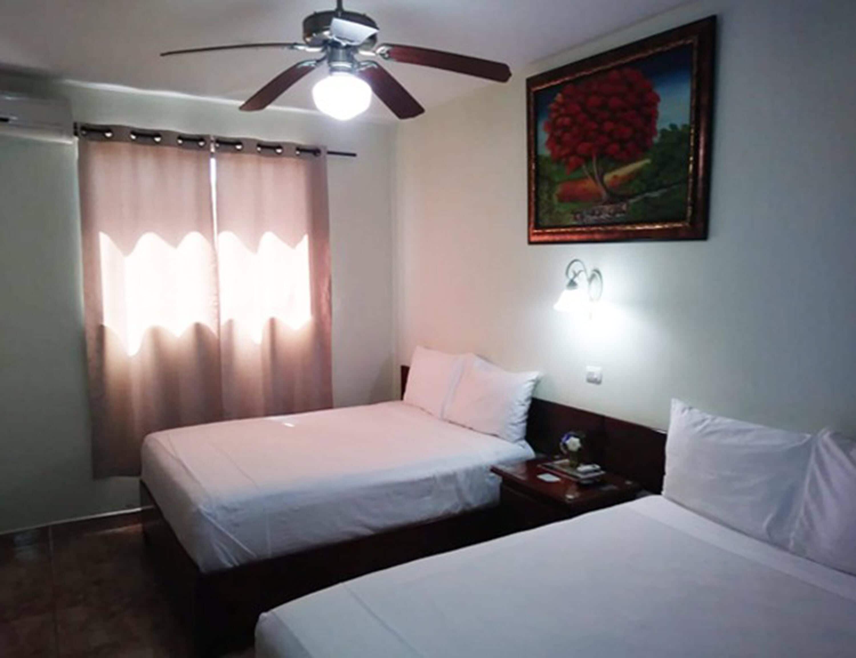 Habitación doble, 2 camas Queen size | Cortinas blackout, wifi gratis y ropa de cama 