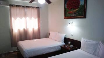 Habitación doble, 2 camas Queen size | Cortinas blackout, wifi gratis y ropa de cama