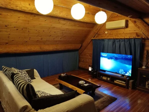 Télévision, lecteur de DVD, table de tennis de table, médiathèque