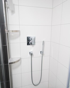 Classic Apartment | Bathroom | Shower, rainfall showerhead, hair dryer, towels