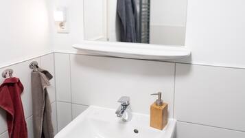 Classic-Apartment | Badezimmer | Dusche, Regendusche, Haartrockner, Handtücher