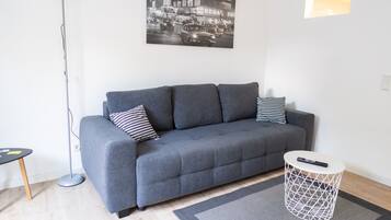 Classic-Apartment | Wohnbereich | 40-Zoll-Smart-TV mit Kabelempfang, Fernseher