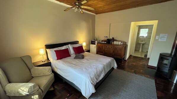 Comfort Double Room | Soundproofing, iron/ironing board, free WiFi, bed sheets