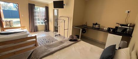Deluxe Double Room | Soundproofing, iron/ironing board, free WiFi, bed sheets