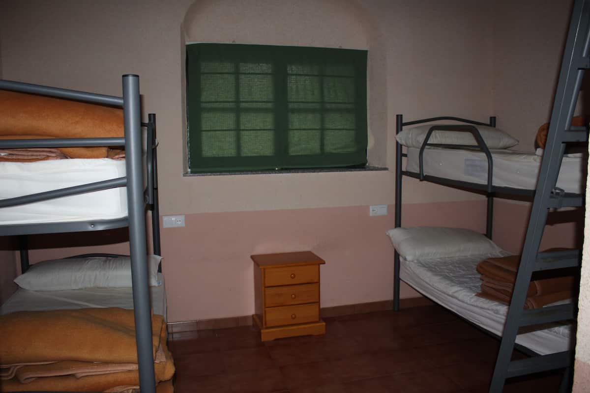 Economy slaapzaal, gemengde slaapzaal, gedeelde badkamer (1 Bed in 6-Bed Mix Dormitory) | Verduisterende gordijnen, gratis babybedden, beddengoed