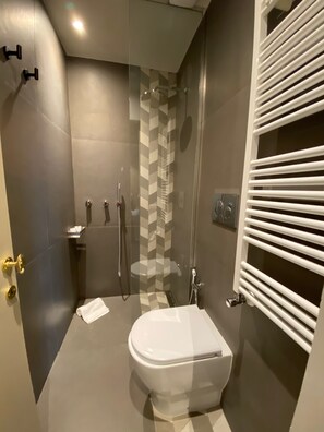 Habitación doble, baño privado | Baño | Ducha, artículos de higiene personal gratuitos y toallas