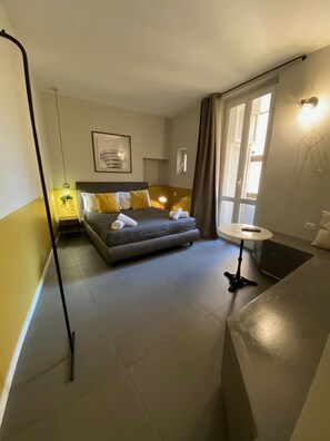 Quarto triplo, banheiro privativo | Individualmente decorados, individualmente mobiliados