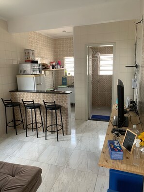 Micro-ondas, fogão, cafeteira/chaleira, torradeira
