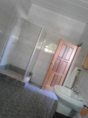 Estudio Confort | Baño | Ducha, artículos de higiene personal gratuitos, toallas y jabón