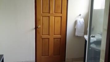 Ducha, artículos de tocador gratuitos, toallas, jabón