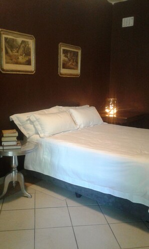 Deluxe Double Room | Blackout drapes, iron/ironing board, bed sheets - Tumbleweeds (Chartwell)