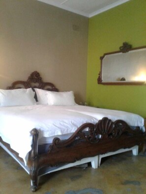 Comfort Studio | Blackout drapes, iron/ironing board, bed sheets - Tumbleweeds (Chartwell)